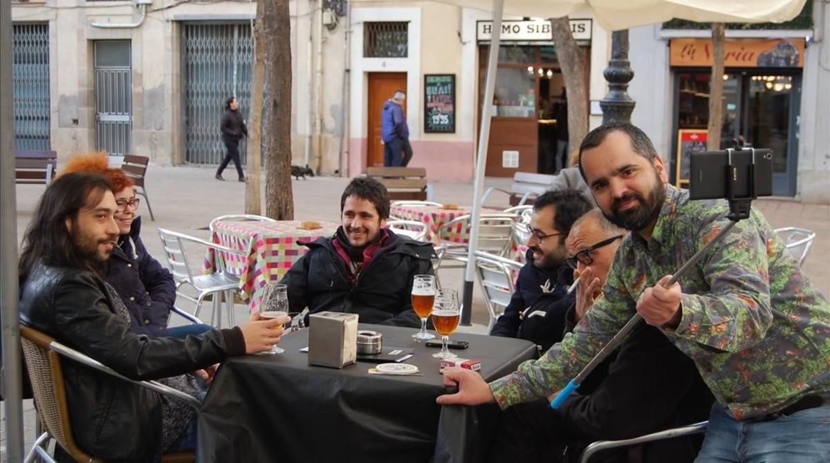 HOMO SIBARIS (Plaza Osca, 4). Guillem Laporta, con los clientes Gemma, Ignacio, Miquel, Ermengol y Gerard.