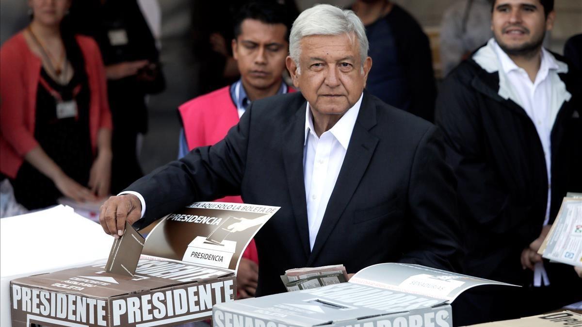 López Obrador en el momento de depositar su voto en un colegio electoral de la ciudad de México.