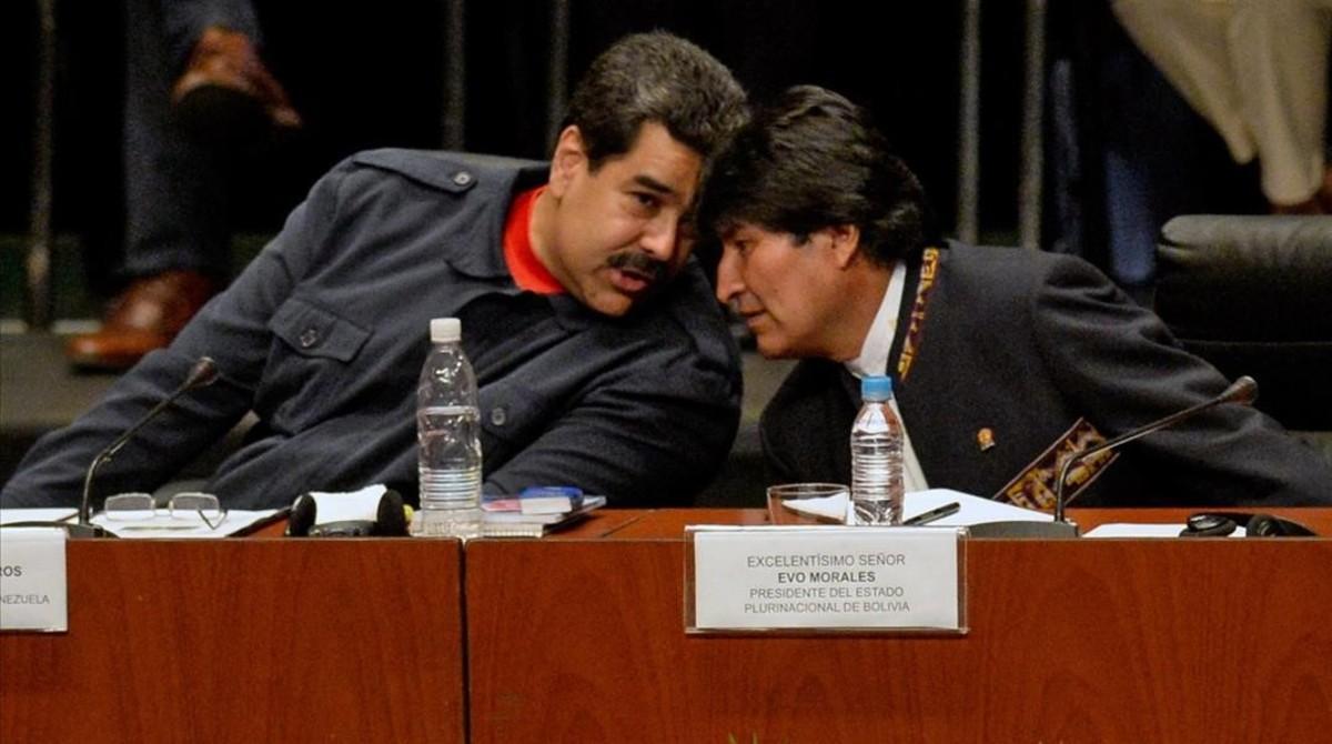 Maduro (izquierda) habla con el presidente de Bolivia, Evo Morales, en Caracas, el 5 de marzo.