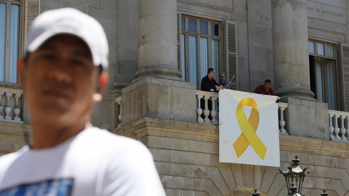La primera medida de Colau tras la reelección: el lazo. La primera medida de Colau tras la reelección: el lazo.