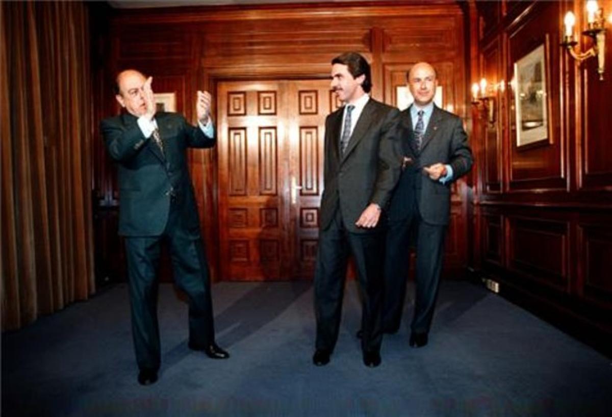 Jordi Pujol, José María Aznar y Josep Antoni Duran Lleida, antes de la cena que se celebró el 28 de abril de 1996 en el hotel Majestic de Barcelona para sellar el pacto de gobierno entre el PP y CiU.
