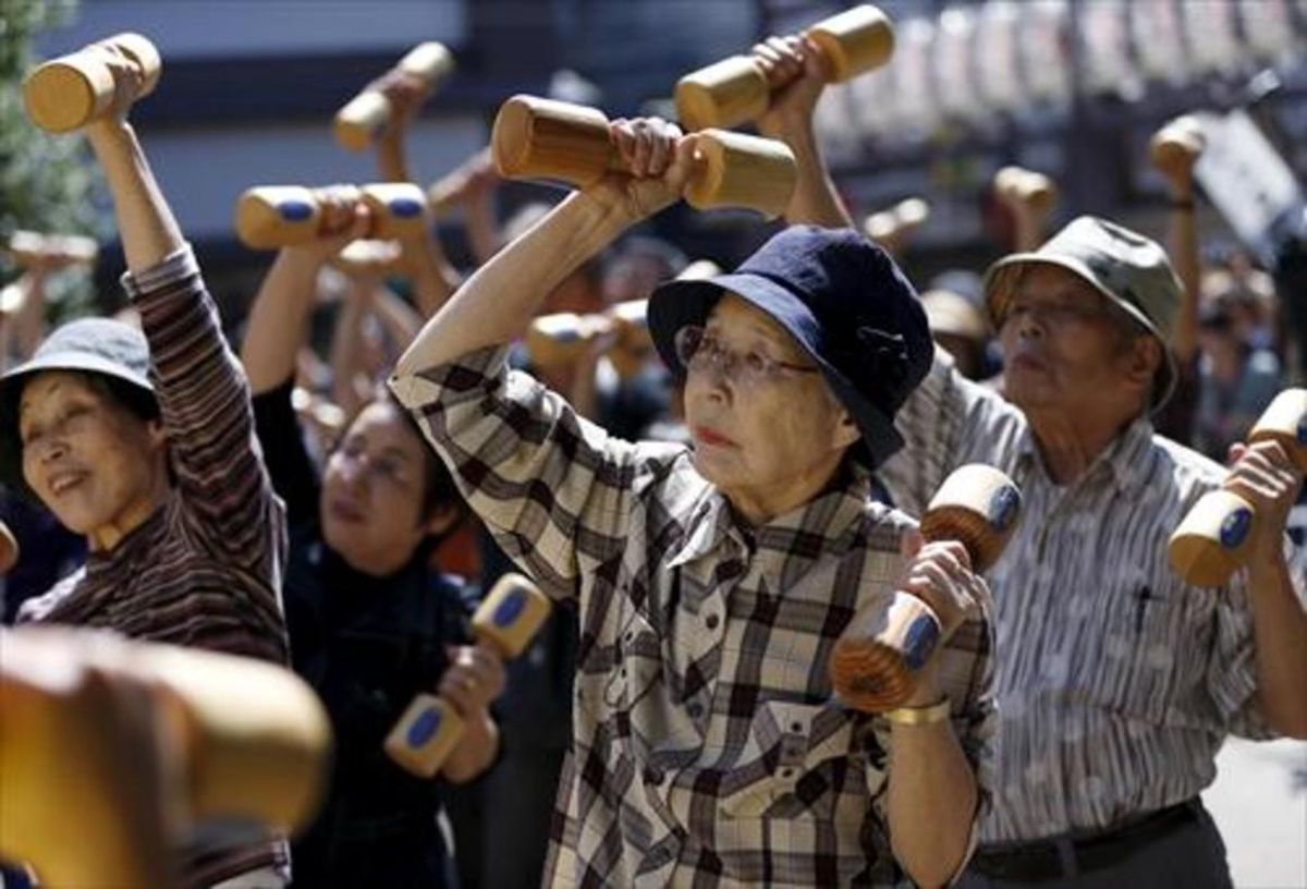 Activos. Unos ancianos japoneses realizan ejercicio con unas mancuernas de madera en Tokio. Activos. Unos ancianos japoneses realizan ejercicio con unas mancuernas de madera en Tokio.