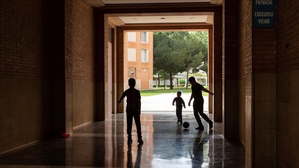 Unos niños juegan a fútbol en una zona privada de una comunidad de vecinos de Barcelona. Unos niños juegan a fútbol en una zona privada de una comunidad de vecinos de Barcelona.