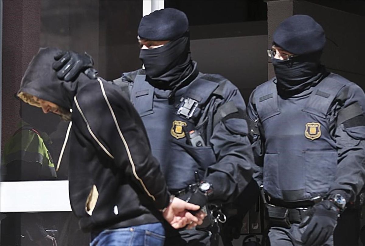 Los Mossos sacan de su casa a Antonio Sáez, el líder de la célula desarticulada, el 8 de abril del 2015. Los Mossos sacan de su casa a Antonio Sáez, el líder de la célula desarticulada, el 8 de abril del 2015.