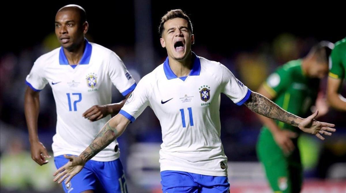 Coutinho celebra su primer gol ante Bolivia al transformar un penalti. Coutinho celebra su primer gol ante Bolivia al transformar un penalti.