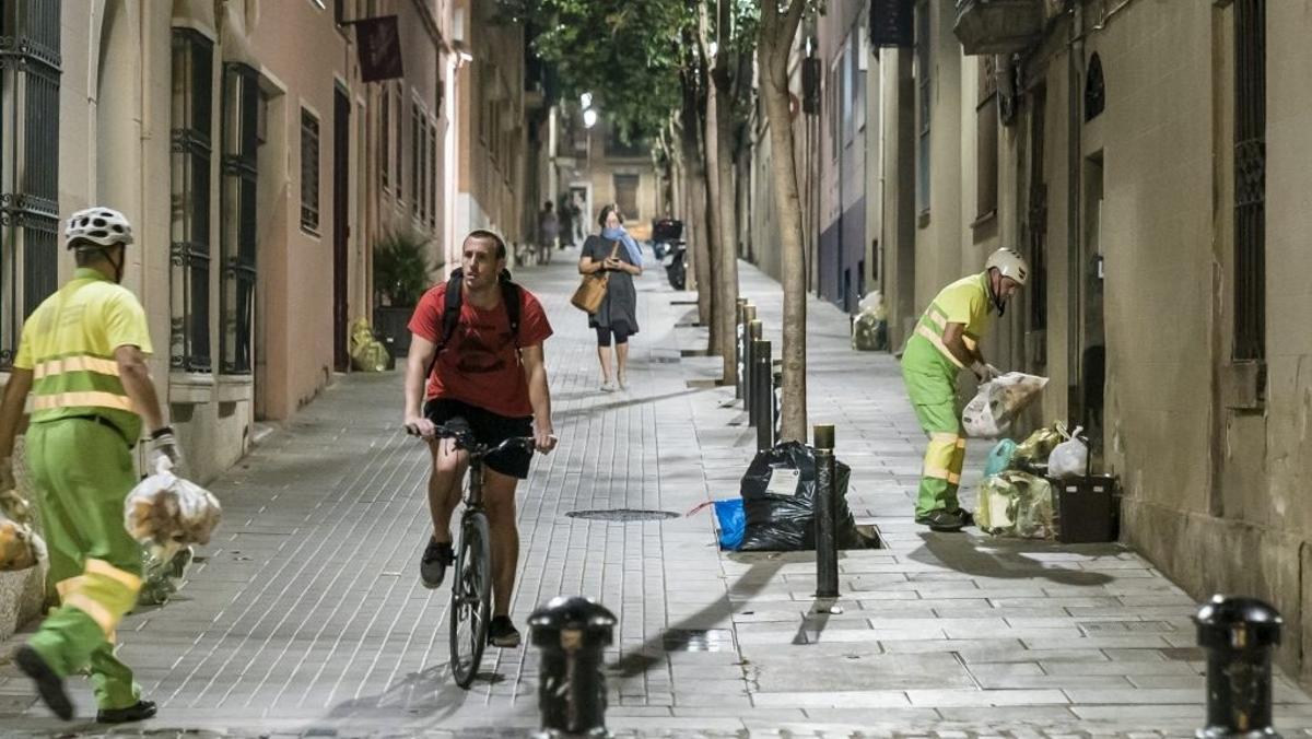 Operarios del sistema ’porta a porta’ en el barrio de Sarrià.