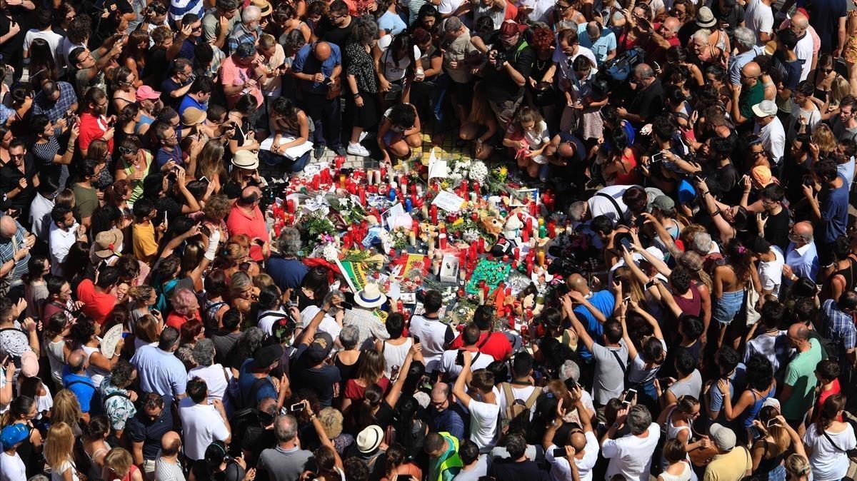 Numerosos ciudadanos congregados en la Rambla de Barcelona, tras el minuto de silencio. FERRAN NADEU