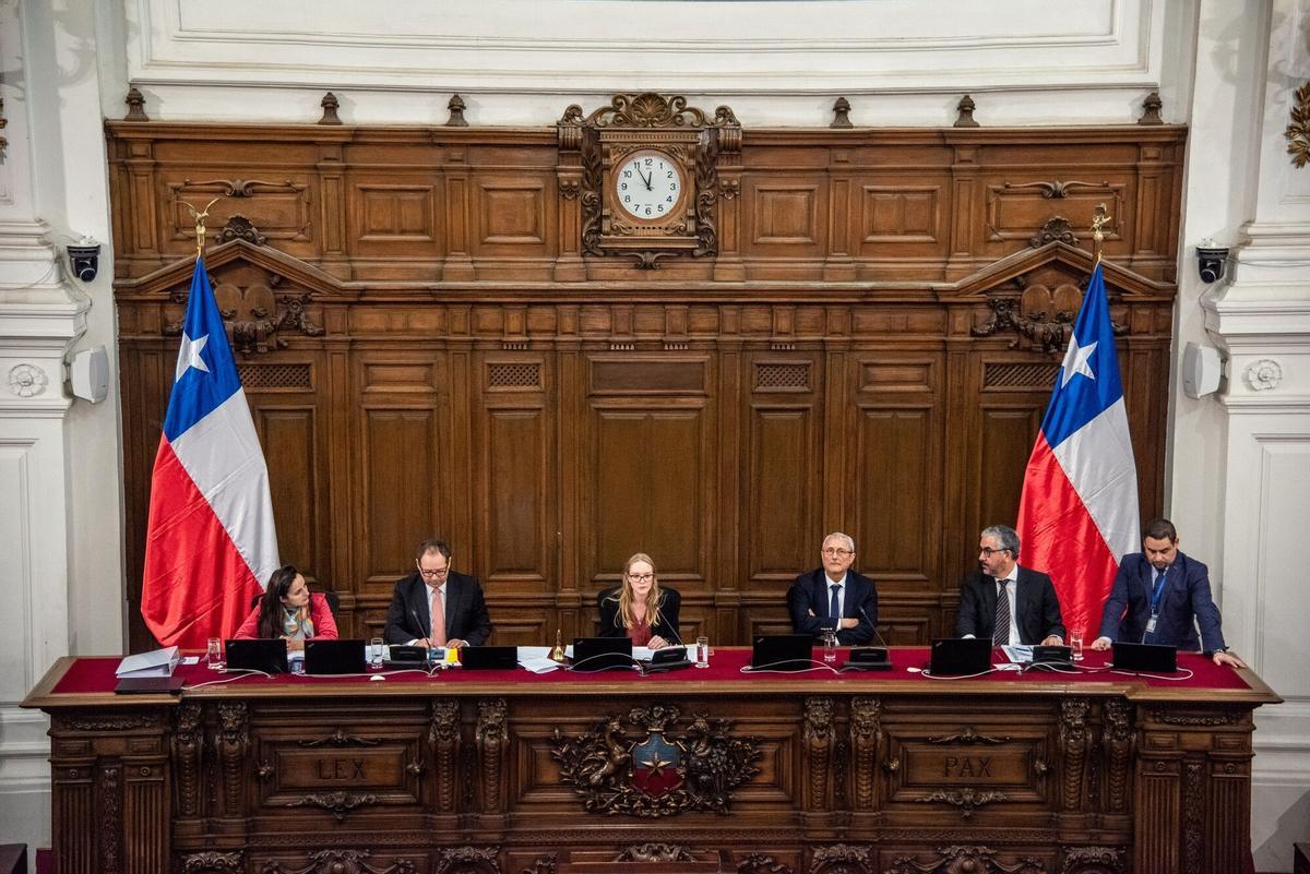 Beatriz Hevia, en el centro, en el acto de posesión de la presidencia del nuevo consejo que debe redactar la Constitución de Chile. Beatriz Hevia, en el centro, en el acto de posesión de la presidencia del nuevo consejo que debe redactar la Constitución de Chile.