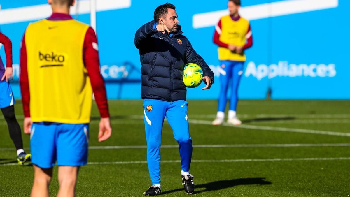 Xavi Hernández dirige un entrenamiento del Barça.