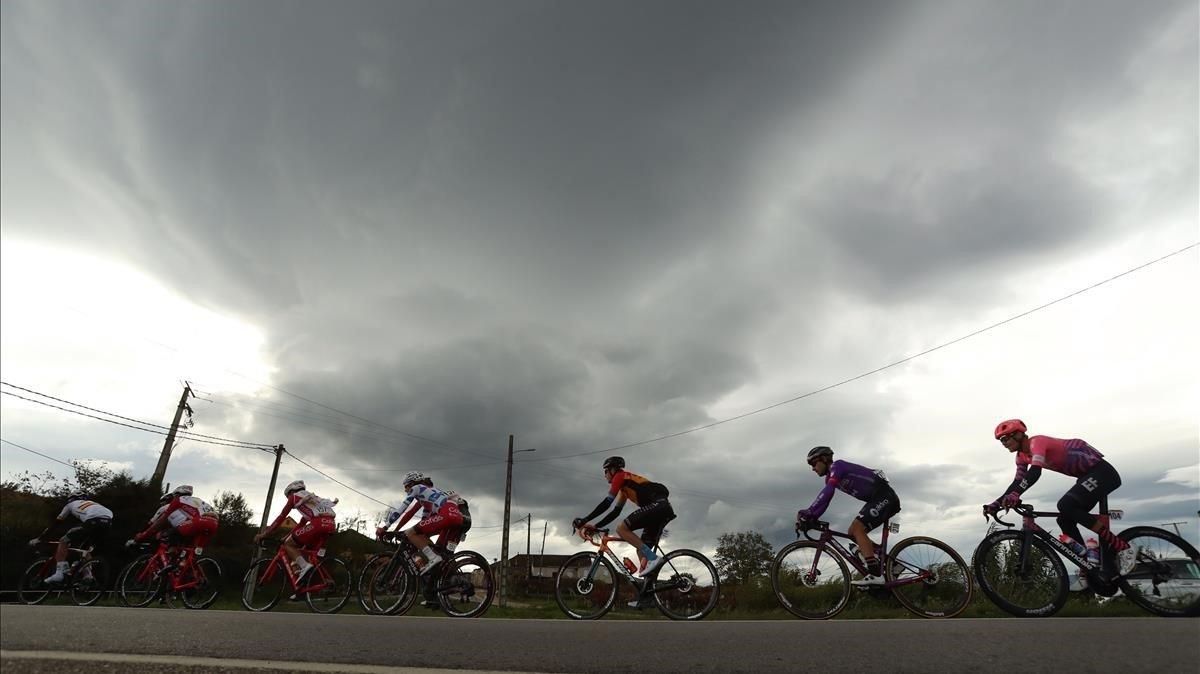 Los corredores, entre nubes oscuras, durante la 15ª etapa de la Vuelta. Los corredores, entre nubes oscuras, durante la 15ª etapa de la Vuelta.