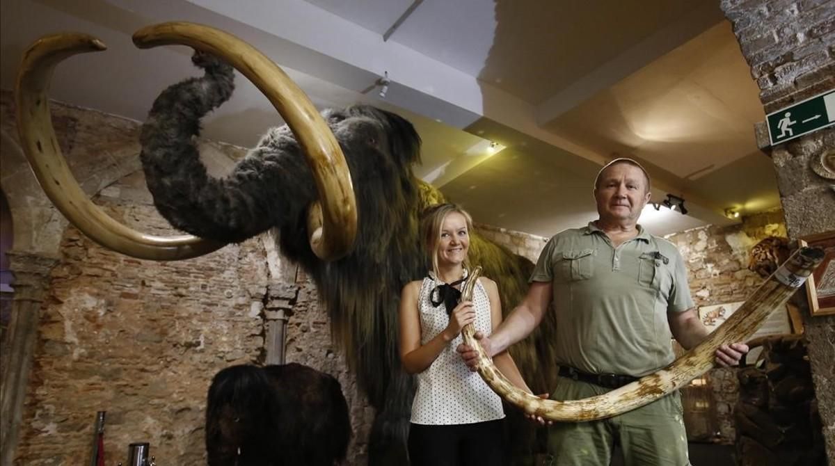 Julia Slesareva, directora del museo, y su padre, el arqueólogo aficionado Sergey Slesarev. Julia Slesareva, directora del museo, y su padre, el arqueólogo aficionado Sergey Slesarev.