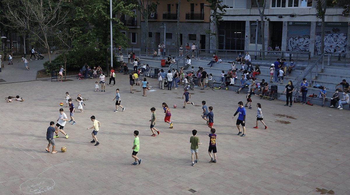 Un grupo de niños juegan al fútbol en el patio del centro cívico La Sedeta, el pasado 17 de junio. Un grupo de niños juegan al fútbol en el patio del centro cívico La Sedeta, el pasado 17 de junio.