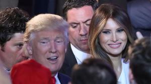 Trump y su mujer, Melania, felicitados por la multitud tras el discurso de aceptación de la victoria del magnate, en el hotel New York Hilton Midtown, en Nueva York, el 9 de noviembre.