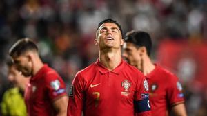 Cristiano Ronaldo se lamenta durante el partido contra Serbia.
