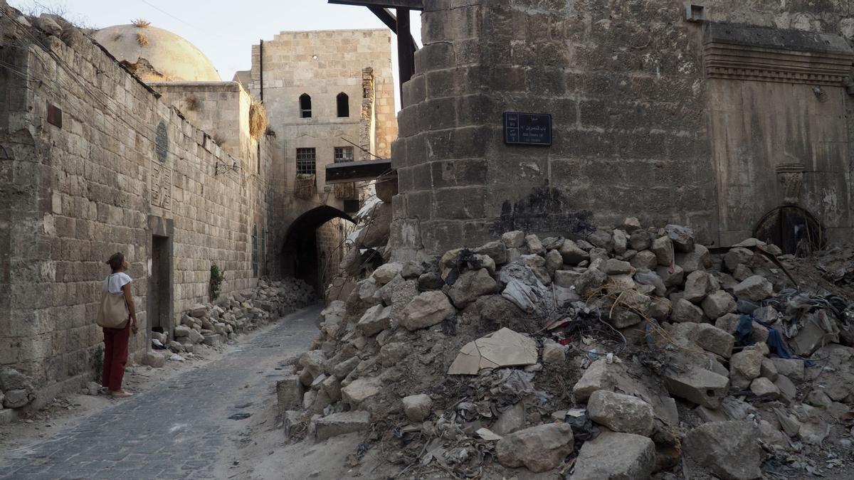Una turista observa las ruinas de la ciudad antigua de Alepo.