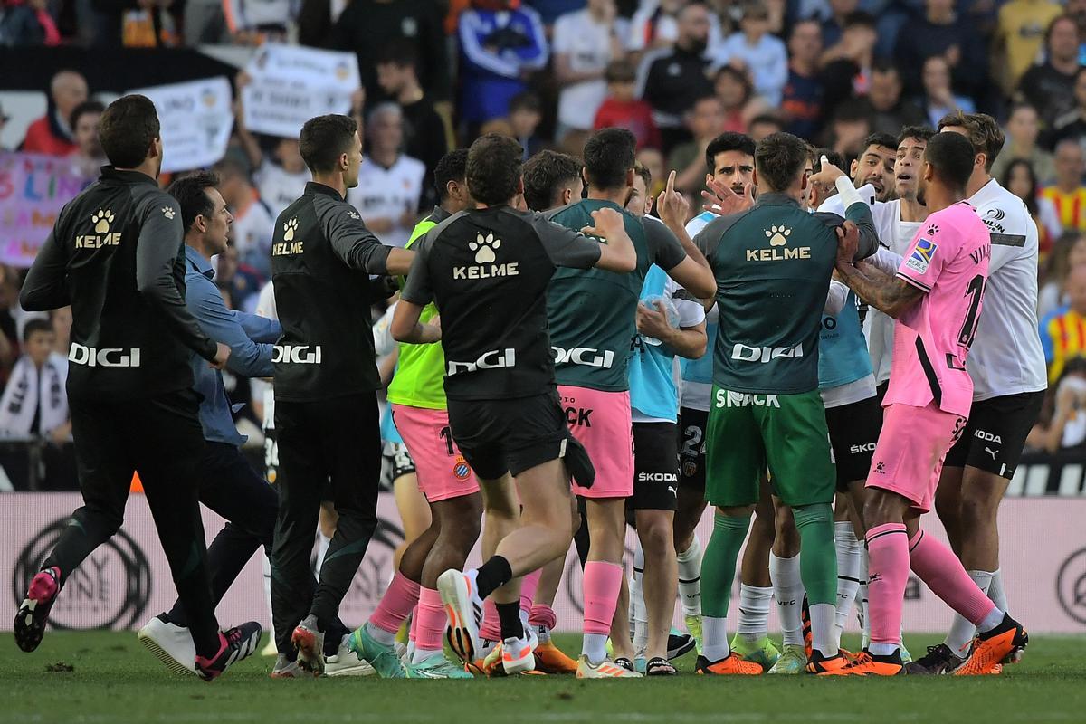 Los jugadores del Espanyol reclaman al árbitro tras descender a Segunda