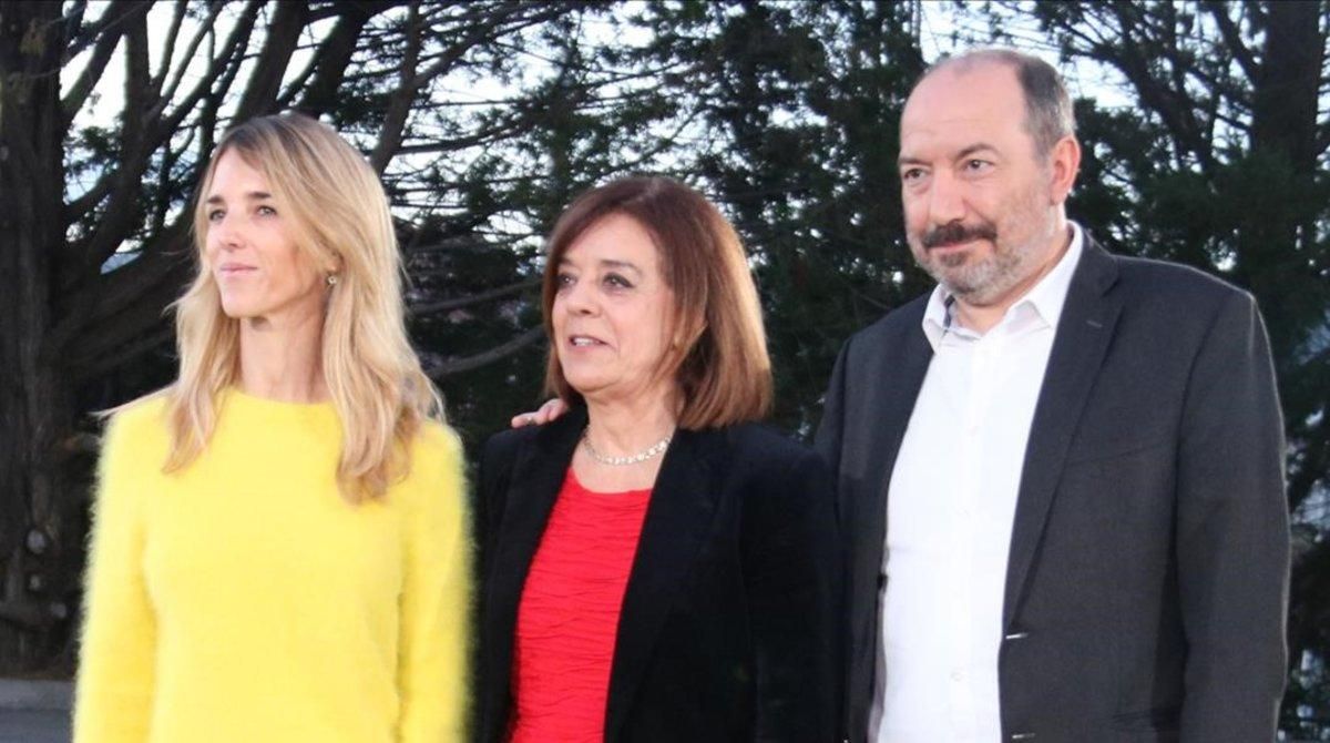 Cayetana Álvarez de Toledo con Núria Llorach, presidenta de la CCMA, y el director de TV-3, Vicent Sanchís. Cayetana Álvarez de Toledo con Núria Llorach, presidenta de la CCMA, y el director de TV-3, Vicent Sanchís.
