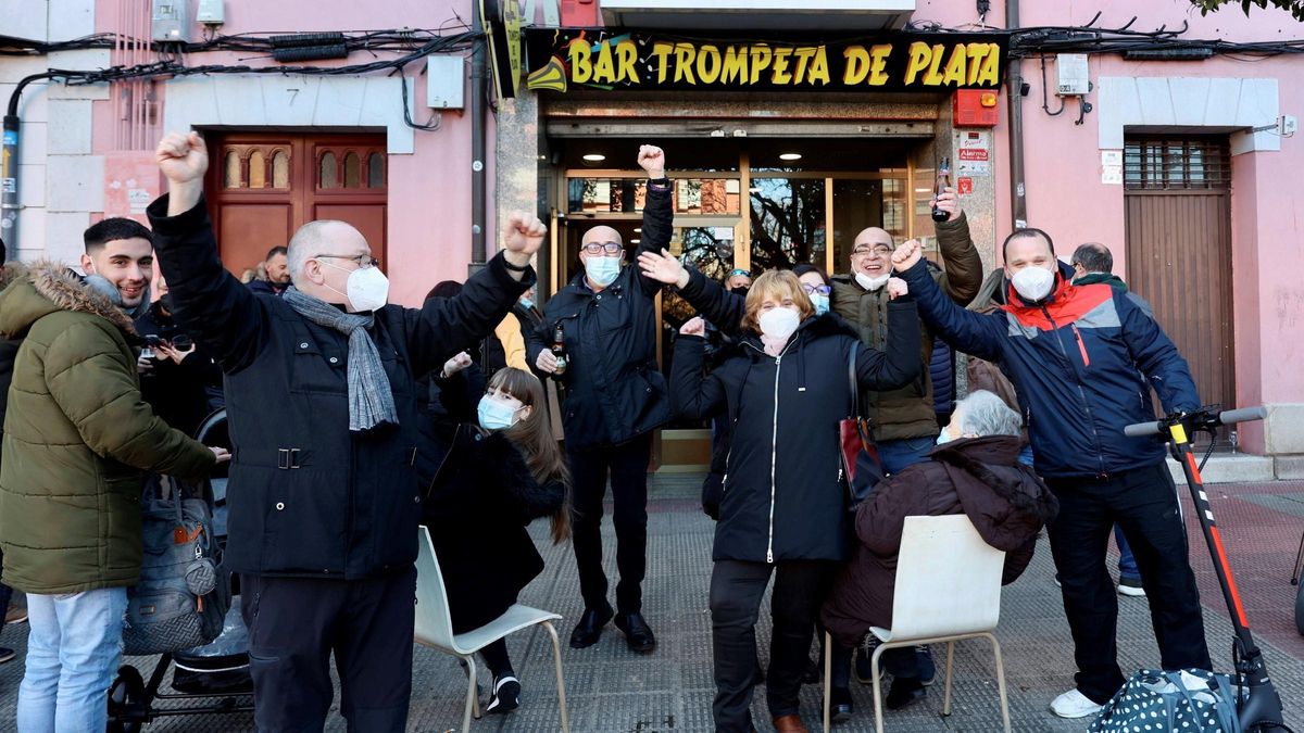 Varias personas celebran a las puertas del bar Trompeta de Plata después de que el número que tenían abonado, el 41.665, resultara agraciado con el primer premio del sorteo extraordinario de la lotería del Niño, este jueves, en Logroño. Varias personas celebran a las puertas del bar Trompeta de Plata después de que el número que tenían abonado, el 41.665, resultara agraciado con el primer premio del sorteo extraordinario de la lotería del Niño, este jueves, en Logroño.