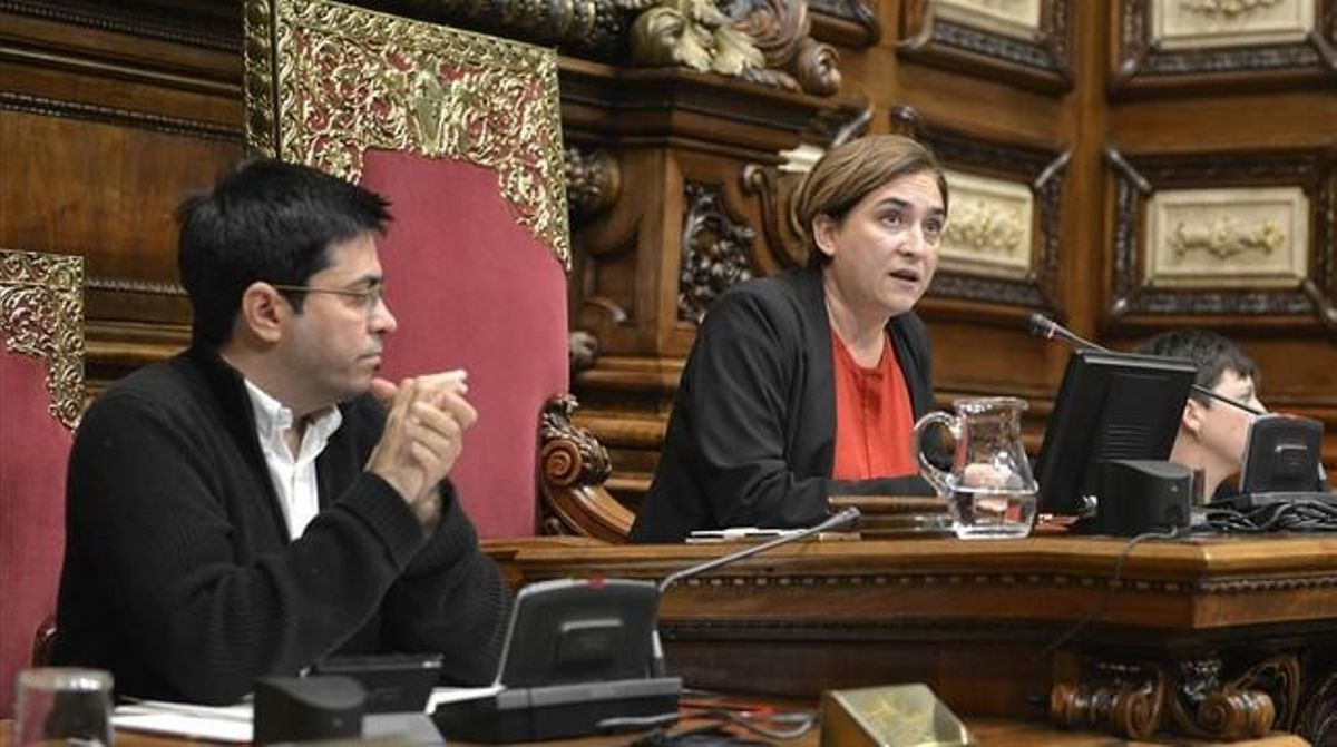 Gerardo Pisarello y Ada Colau, en el pleno del Ayuntamiento de Barcelona Gerardo Pisarello y Ada Colau, en el pleno del Ayuntamiento de Barcelona
