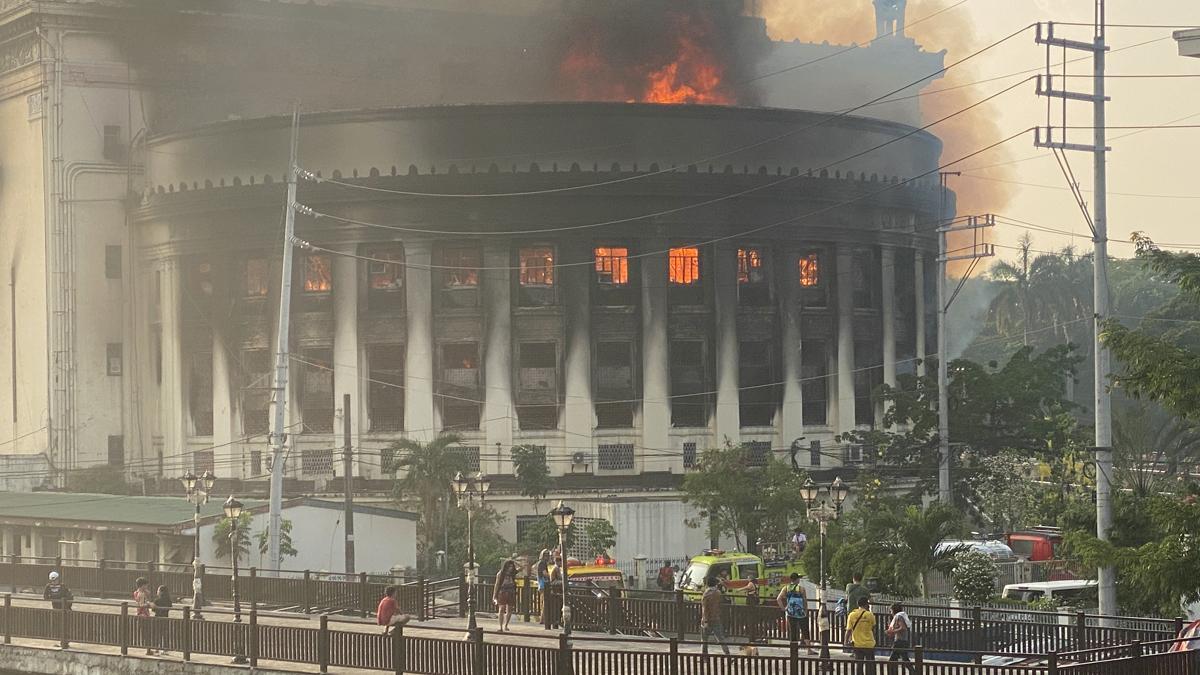 Espectacular incendio en la oficina central de Correos de Manila.