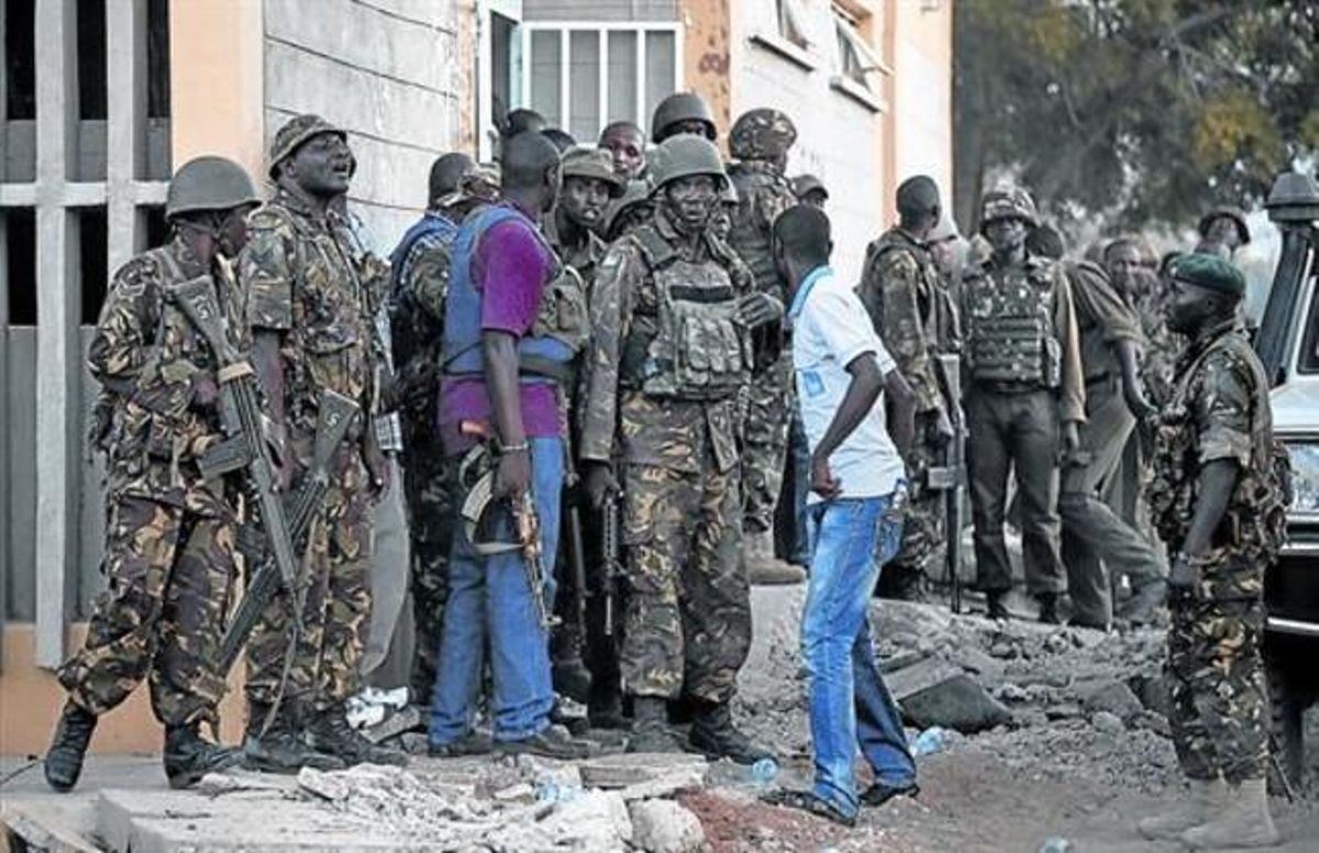 Miembros del Ejército de Kenia se preparan para entrar en acción en la Universidad de Garissa el pasado jueves, día del asalto. Miembros del Ejército de Kenia se preparan para entrar en acción en la Universidad de Garissa el pasado jueves, día del asalto.