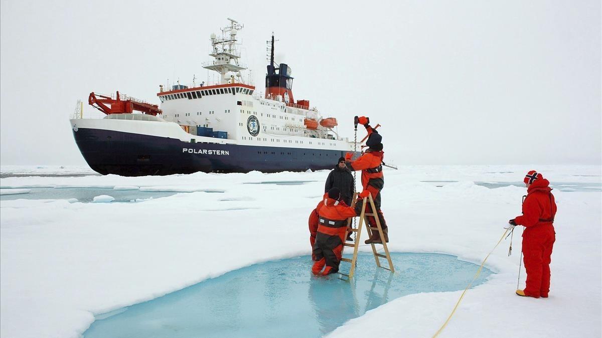 Científicos miden el grosor de la capa de hielo del Ártico cerca del Polo Norte