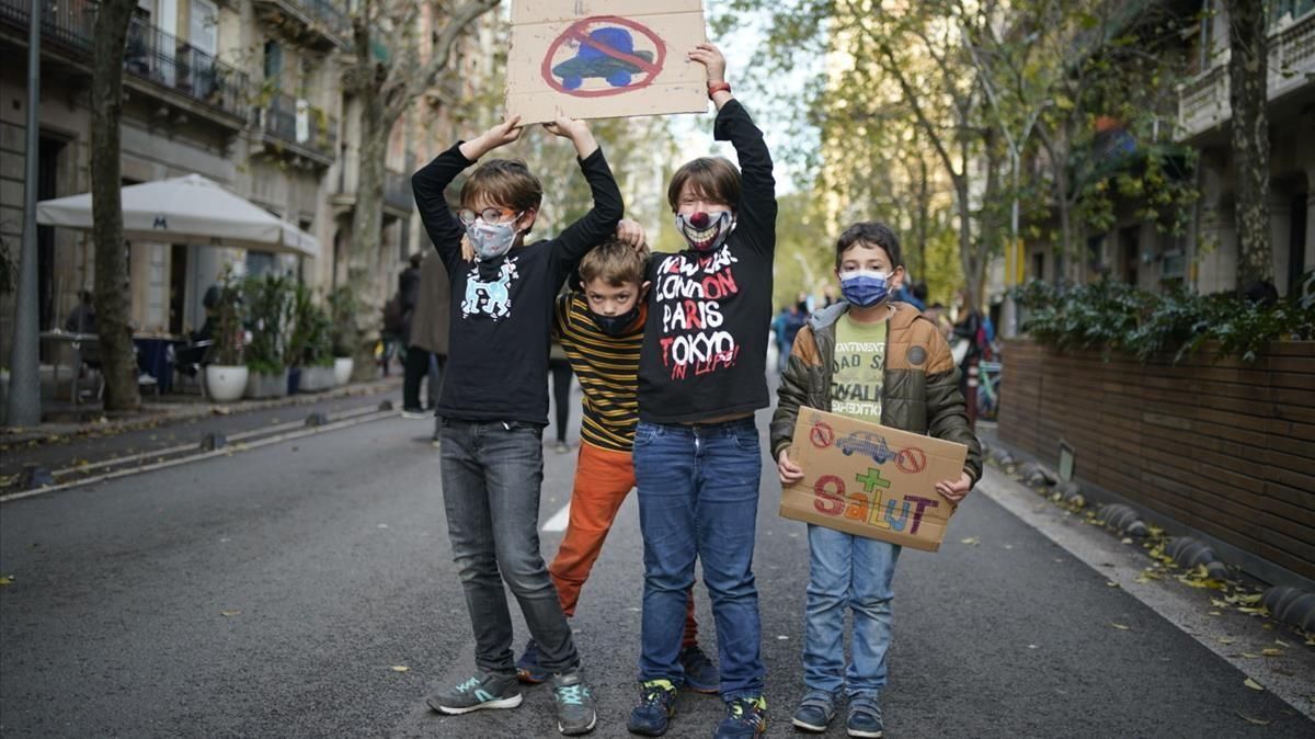 Alumnos de la escuela Diputació, durante el corte de tráfico de la calle homónima, en diciembre de 2020, cuando todo más o menos empezó Alumnos de la escuela Diputació, durante el corte de tráfico de la calle homónima, en diciembre de 2020, cuando todo más o menos empezó