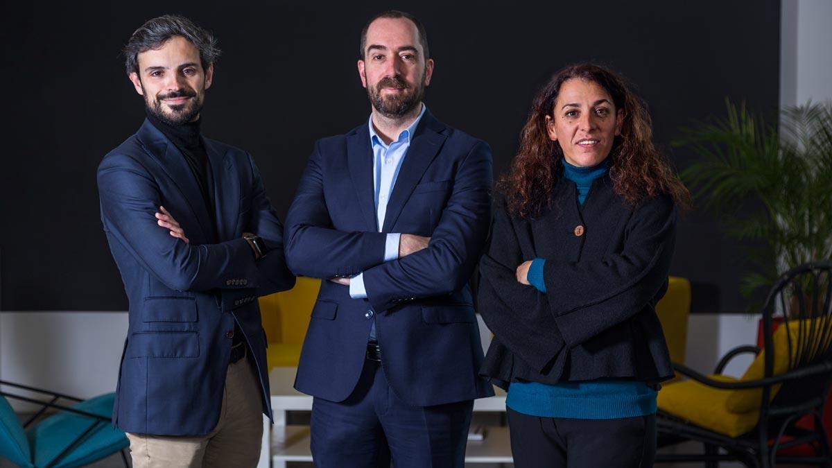 El equipo directivo tras la biotecnológica SpliceBio, Gerard Caelles (responsable de negocio), Miquel Vila-Perelló (cofundador y consejero delegado) y Silvia Frutos (cofundadora y responsable tecnológica).