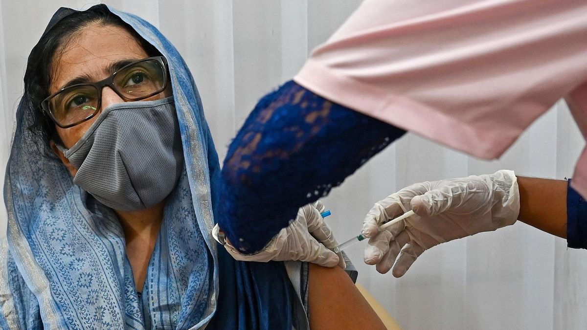 Una mujer recibe la vacuna contra el covid en un centro de vacunación de Bombay (India), el pasado 12 de mayo. Una mujer recibe la vacuna contra el covid en un centro de vacunación de Bombay (India), el pasado 12 de mayo.