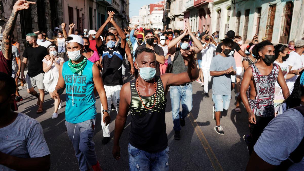 Miles de manifestantes salen a la calle en Cuba por primera vez en 27 años.