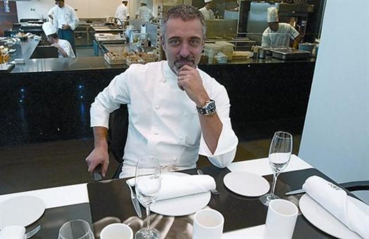 Sergi Arola posa en su restaurante en el 2007 para presentar una mesa. Sergi Arola posa en su restaurante en el 2007 para presentar una mesa.