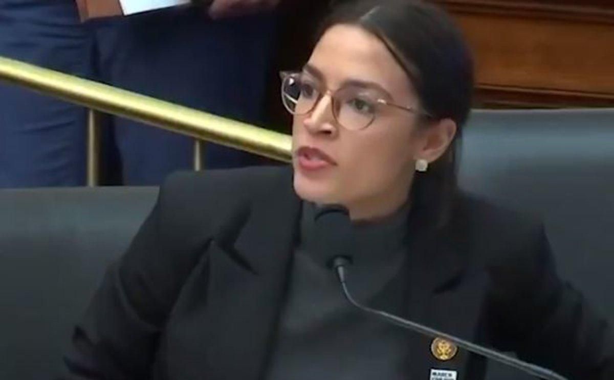 El discurso viral de Alexandria Ocasio-Cortez sobre el cambio climático: "La gente muere y aquí vemos cómo apoyar a petrolíferas" El discurso viral de Alexandria Ocasio-Cortez sobre el cambio climático: "La gente muere y aquí vemos cómo apoyar a petrolíferas"