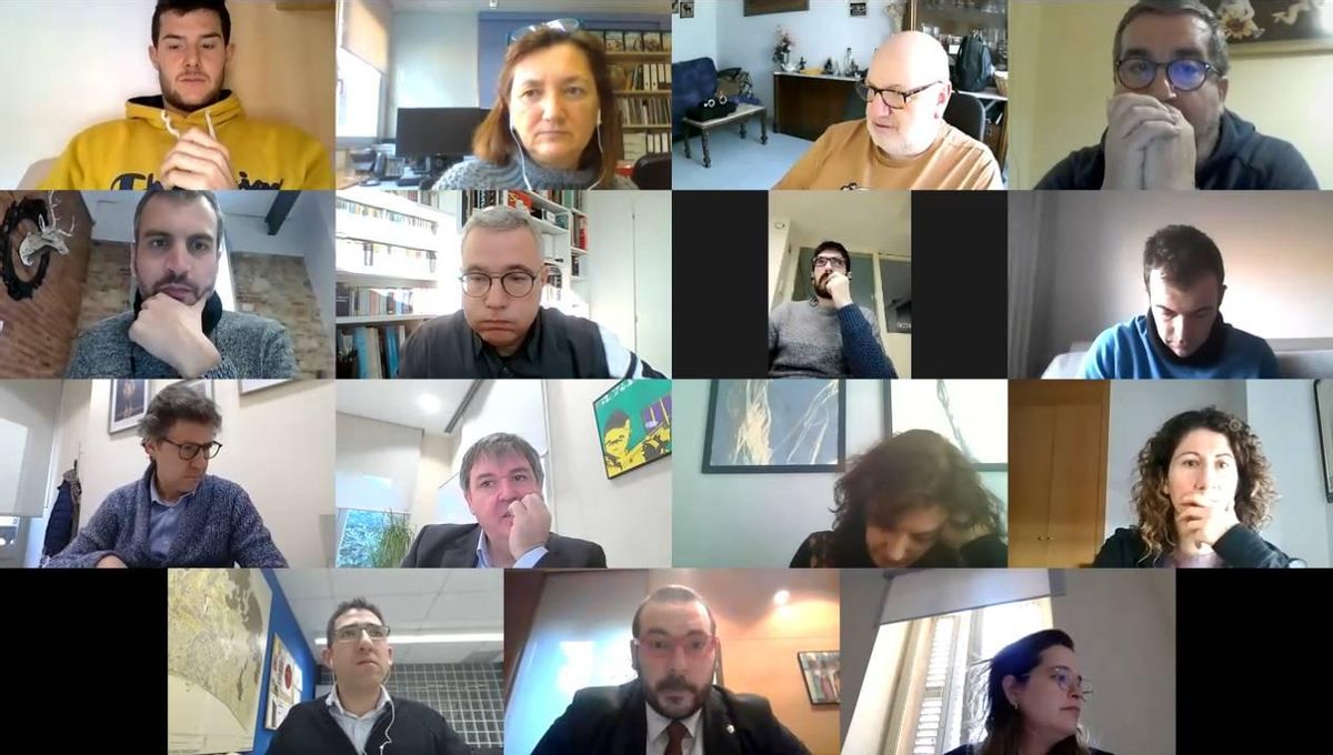 El alcalde de Mataró, David Bote, en la última fila, en el centro, durante la comparecencia virtual que ofreció este martes. El alcalde de Mataró, David Bote, en la última fila, en el centro, durante la comparecencia virtual que ofreció este martes.