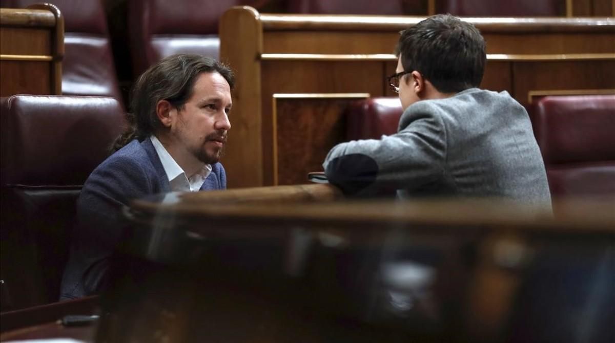 Pablo Iglesias e Íñigo Errejón conversan en el hemiciclo del Congreso. Pablo Iglesias e Íñigo Errejón conversan en el hemiciclo del Congreso.