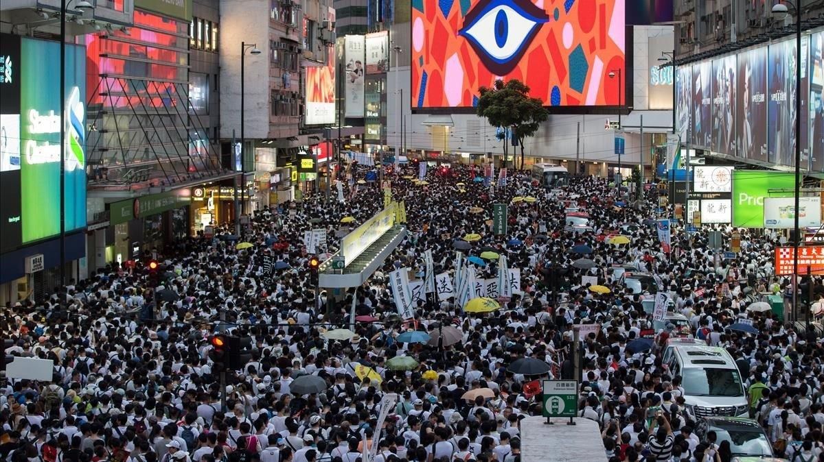 Imagen de la multitudinaria manifestación que ha recorrido las calles de Hong Kong, este sábado. Imagen de la multitudinaria manifestación que ha recorrido las calles de Hong Kong, este sábado.