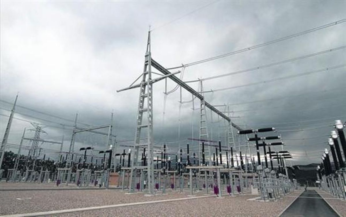 Una subestación de suministro de electricidad, propiedad de Red Eléctrica, en Bescanó, en mayo del 2011. Una subestación de suministro de electricidad, propiedad de Red Eléctrica, en Bescanó, en mayo del 2011.