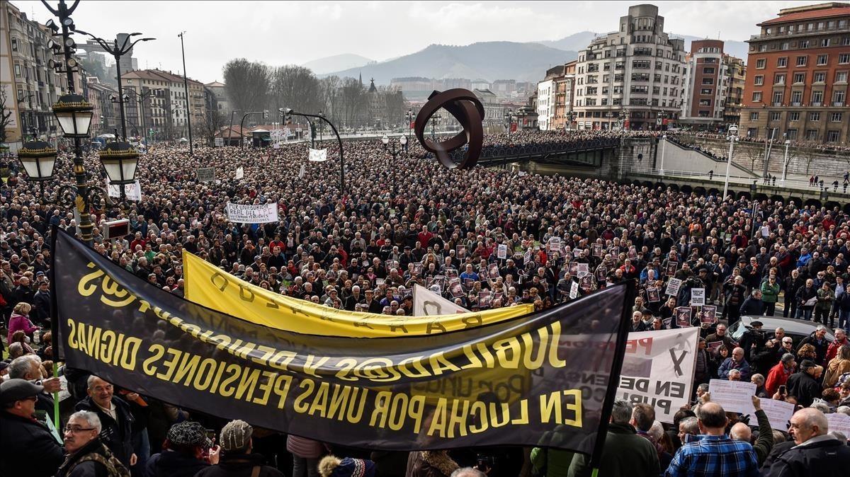 Miles de jubilados y pensionistas de Bizkaia, en la manifestación de Bilbao del 22 de febrero.