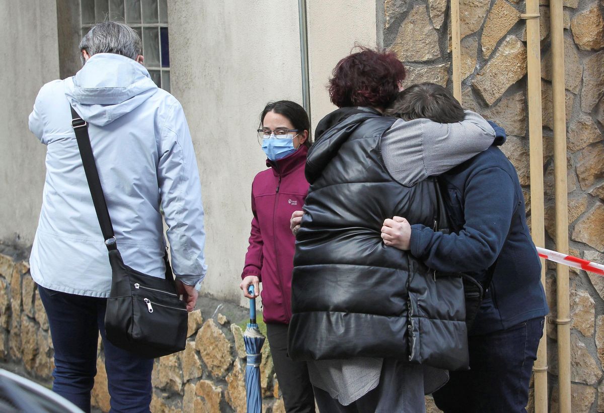 Vecinos lloran la muerte de la mujer a manos de su marido en Sestao. Vecinos lloran la muerte de la mujer a manos de su marido en Sestao.