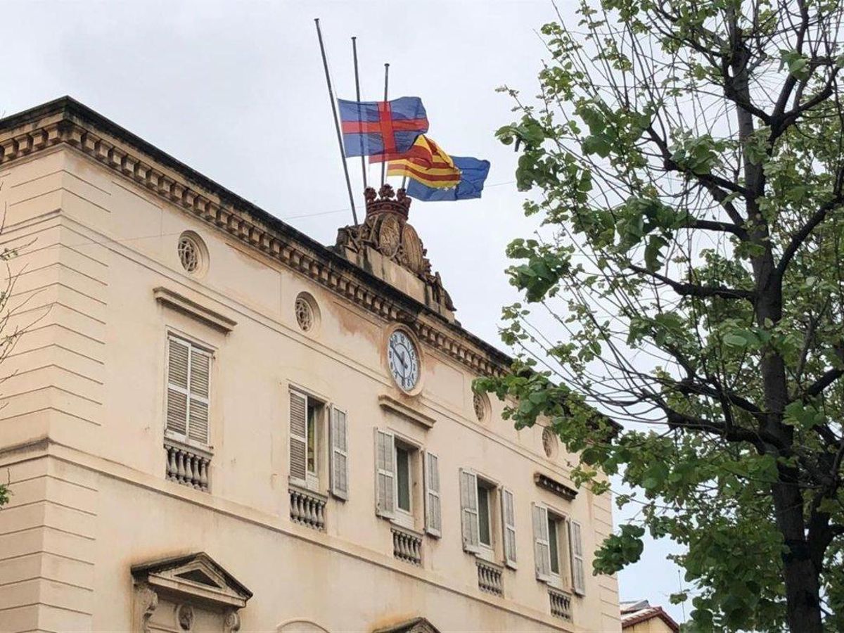 Las banderas del Ayuntamiento de Mataró, a media asta por las víctimas del coronavirus. Las banderas del Ayuntamiento de Mataró, a media asta por las víctimas del coronavirus.