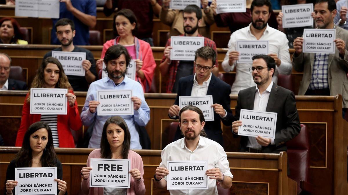 Diputados del PDECat, ERC y Unidos Podemos muestran unos carteles pidiendo la liberación de los Jordis durante la sesión de control en el Congreso.