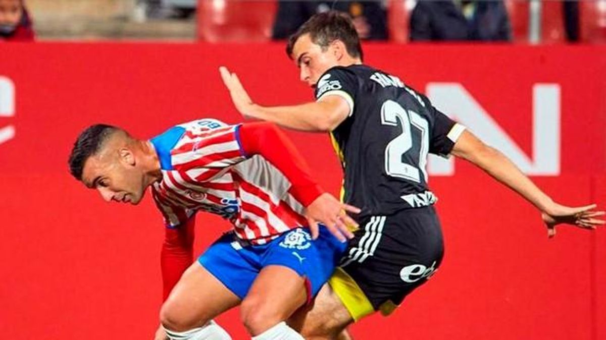 Borja García, del Girona, y Francho, en una jugada del partido de este lunes. Borja García, del Girona, y Francho, en una jugada del partido de este lunes.
