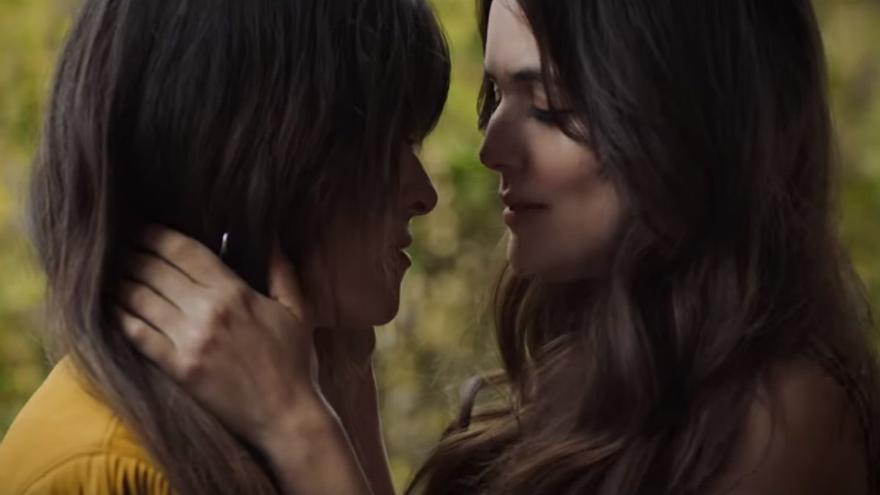 El apasionado beso de Vanesa Martín y Adriana Ugarte El apasionado beso de Vanesa Martín y Adriana Ugarte
