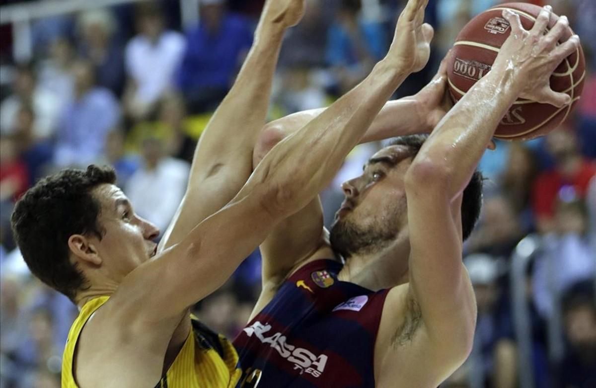 El base azulgrana Satoransky intenta superar la presión de San Miguel El base azulgrana Satoransky intenta superar la presión de San Miguel