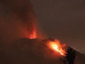 Una nueva colada del volcán de La Palma arrasa el cementerio de Las Manchas