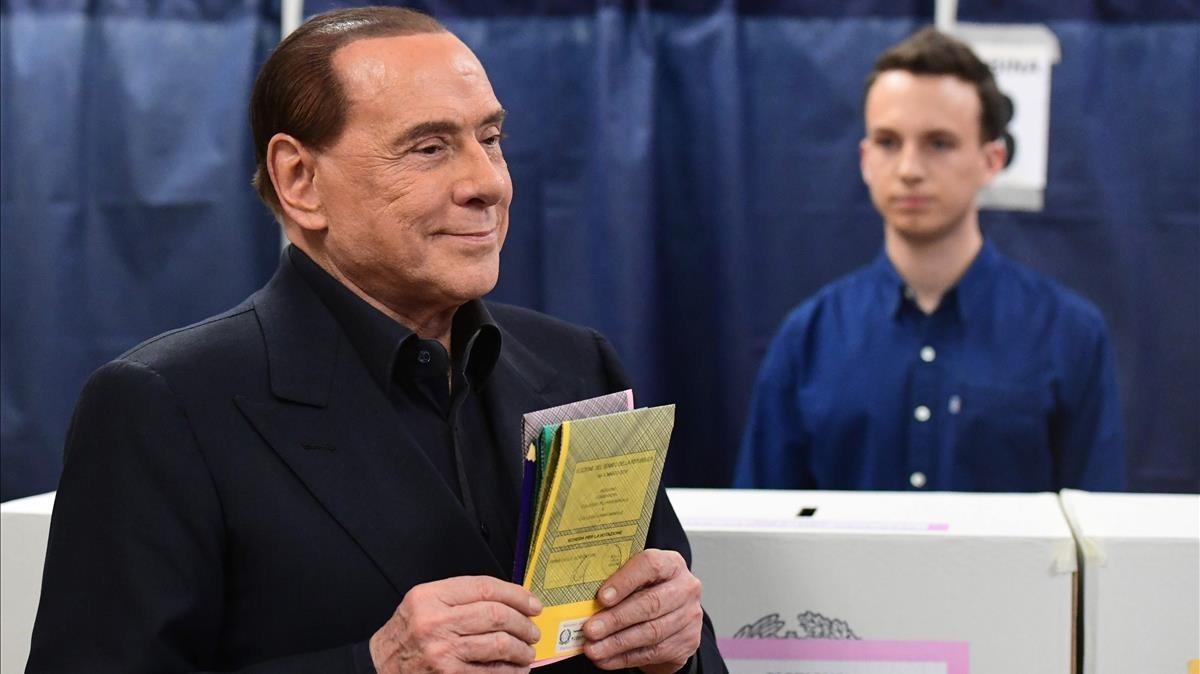 Silvio Berlusconi en su colegio electoral antes de depositar su voto durante la jornada electoral del pasado domingo
