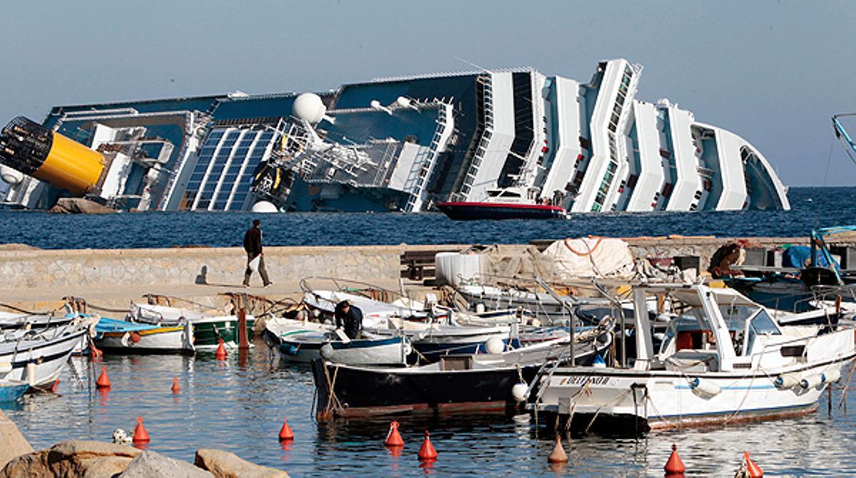 El Crucero Costa Concordia Encalla En La Costa De Italia