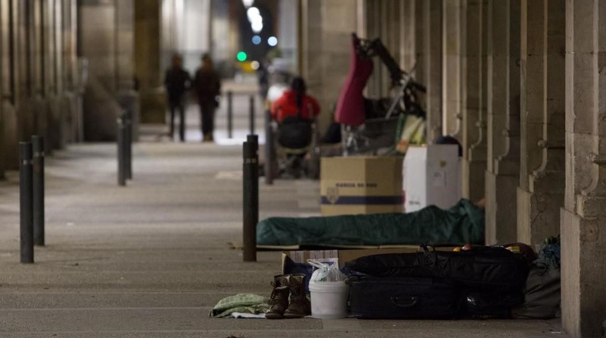 Personas sin hogar pernoctan en el paseo de Picasso de Barcelona. Personas sin hogar pernoctan en el paseo de Picasso de Barcelona.