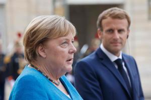 Angela Merkel junto a Emmanuel Macron en su última visita a la capital francesa. 