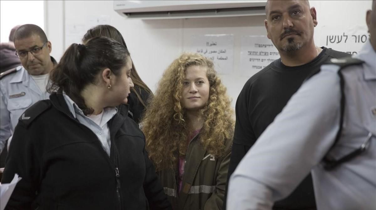La joven Ahed Tamimi, a su llegada al tribunal. La joven Ahed Tamimi, a su llegada al tribunal.