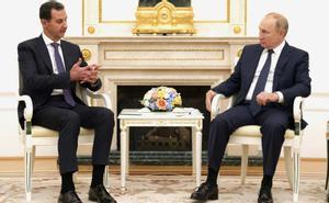 El presidente ruso Vladímir Putin (d) durante su encuentro con el presidente sirio Bashar al Asad (i) en Moscú.